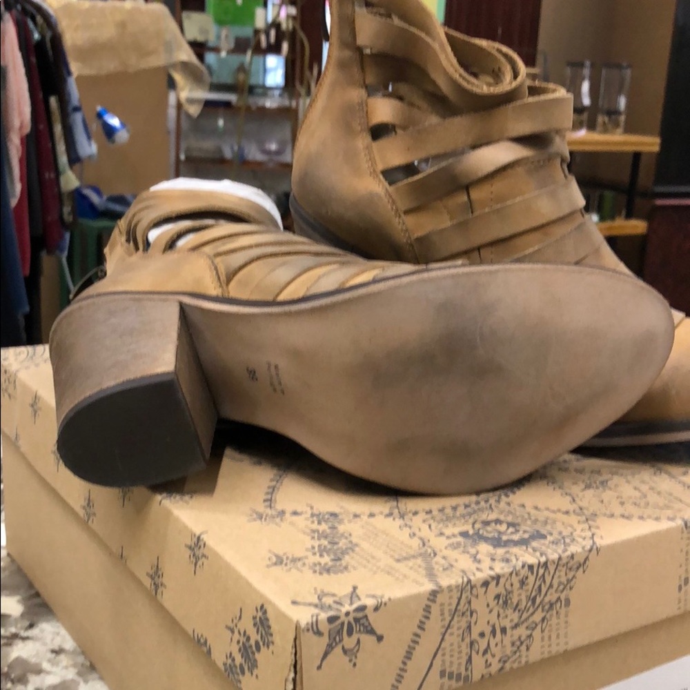 Shoes - Picture 5 of 5